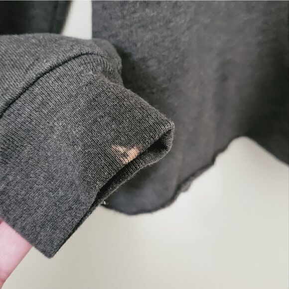 Hollister Grey Pineapple Cropped Crew Neck Sweatshirt Size Medium - Picture 5 of 5